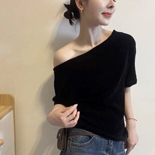 高端黑色薄款丝绒一字肩上衣女夏季日常轻奢显瘦减龄百搭露肩短袖