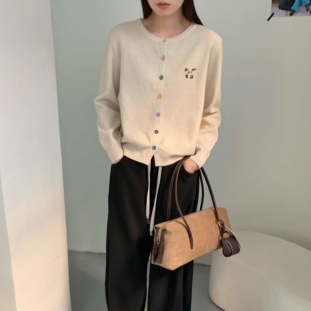 小香风圆领彩扣刺绣彩马针织开衫