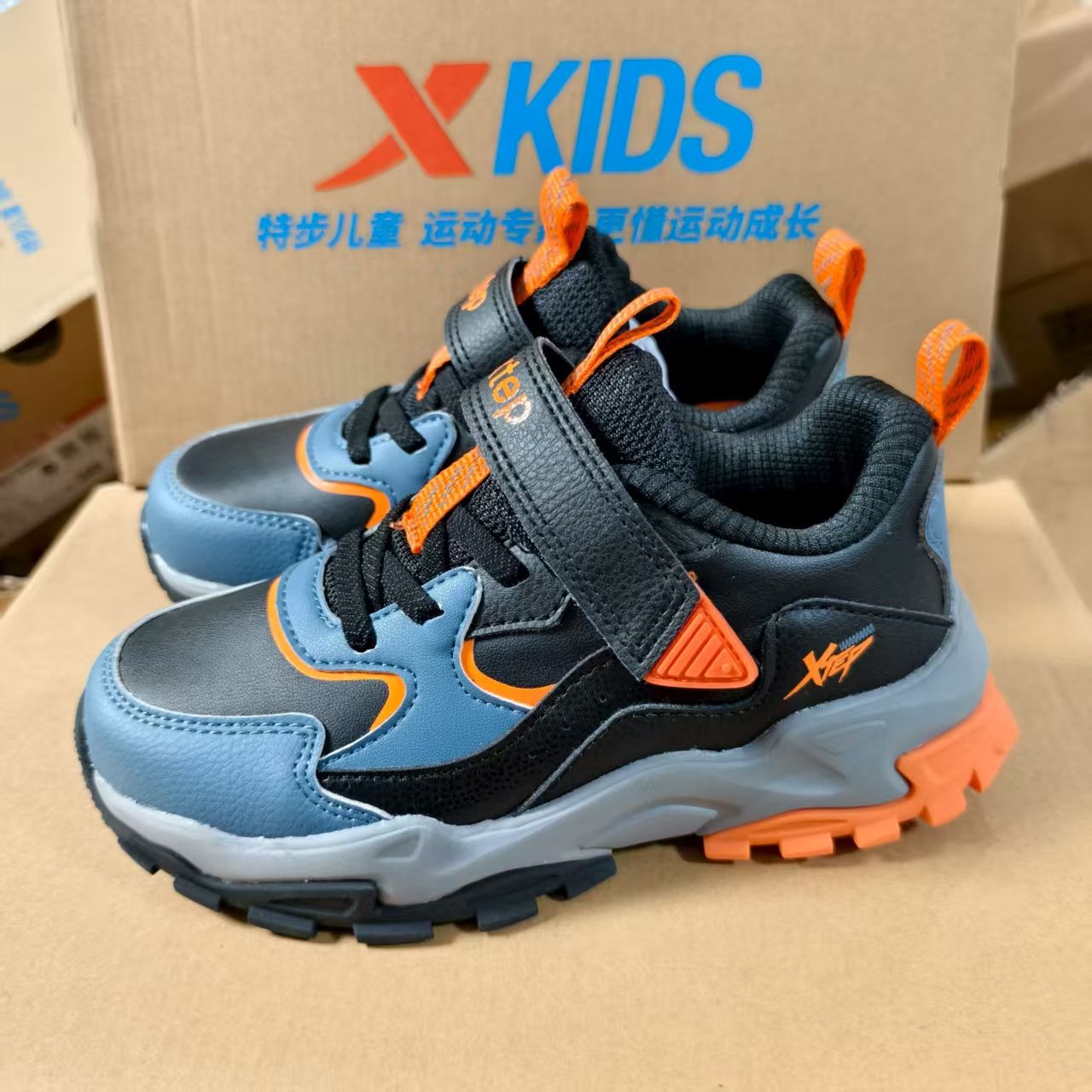 特步男童秋季皮革面运动鞋