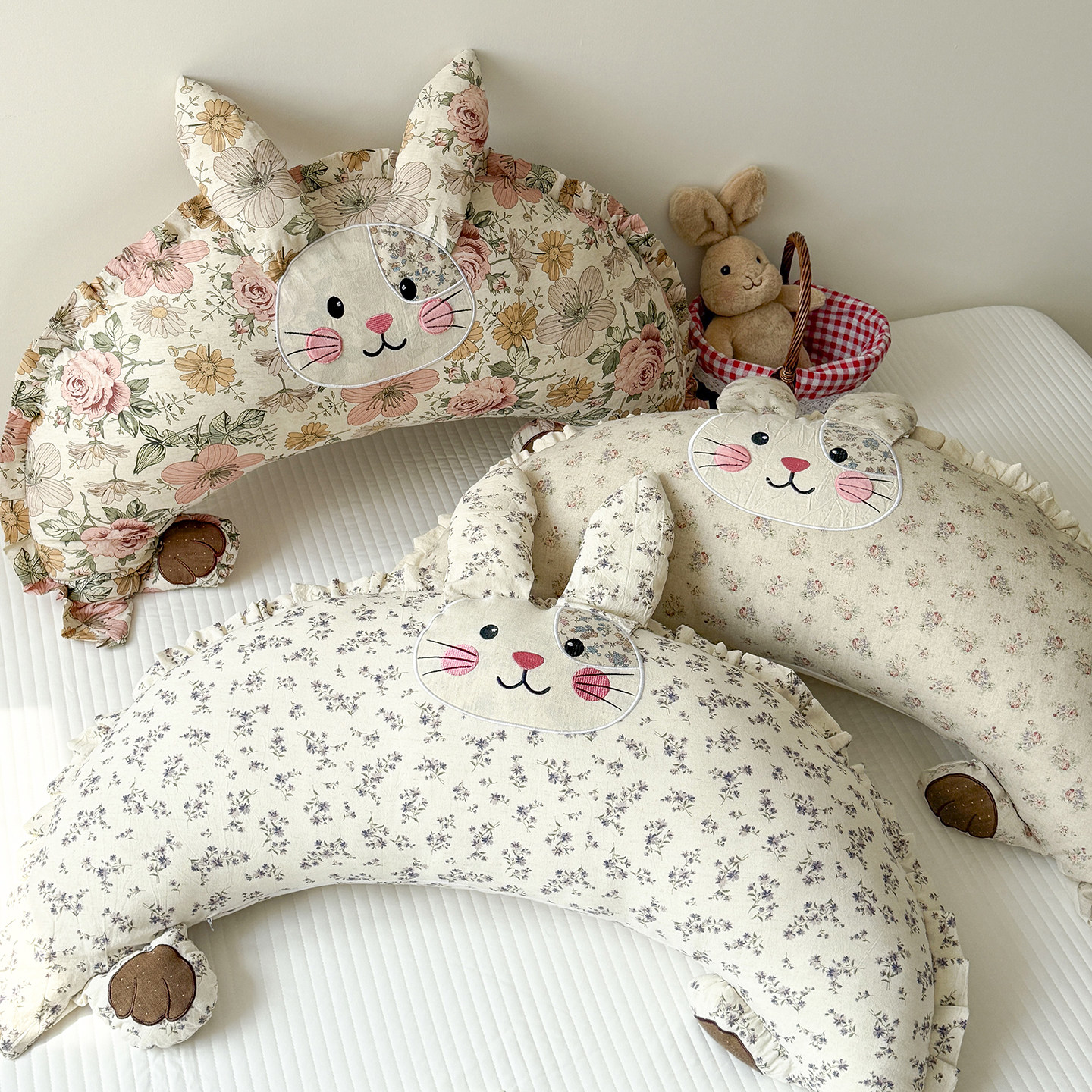 少女心柔软亲肤多功能月亮兔棉麻花边大抱枕靠枕卡通枕芯异形枕头