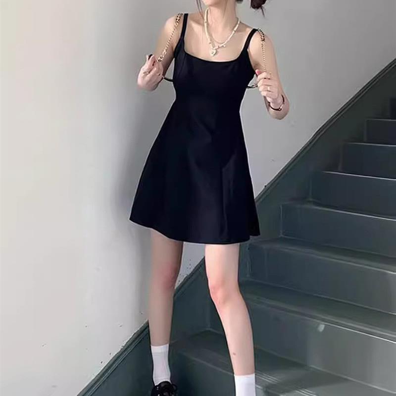 赫本黑色吊带连衣裙子女夏2025新款高级感气质小黑裙收腰显瘦短裙