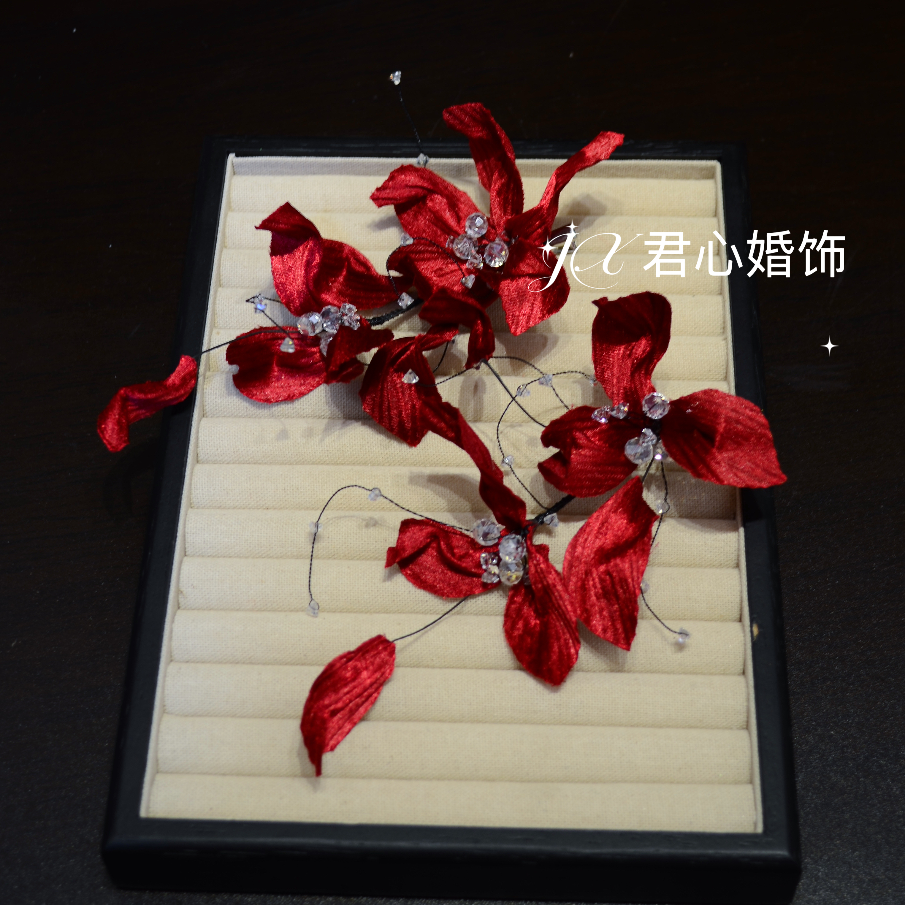 君心家 I3红色绒布褶皱花朵气质发夹新娘敬酒减龄边夹一对