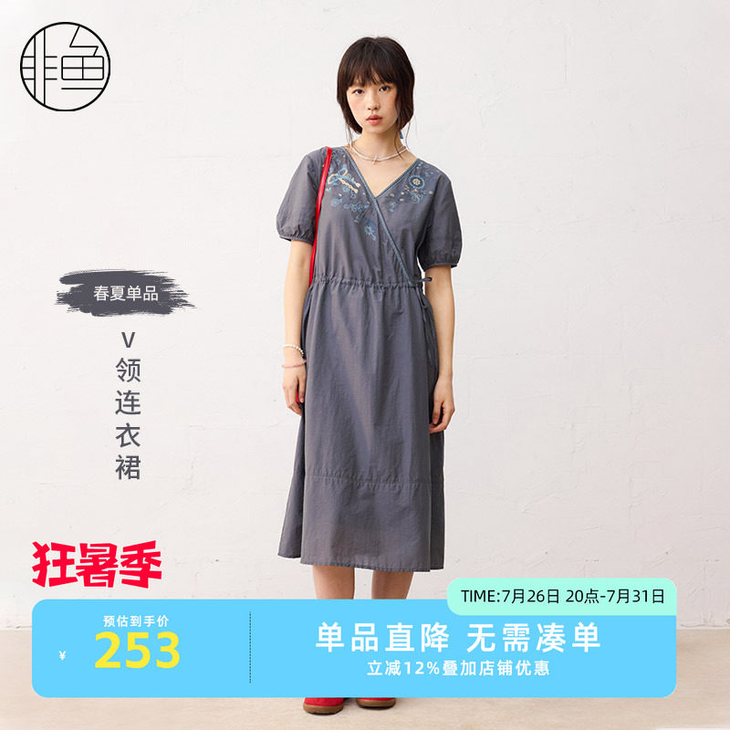 非鱼夏款文艺复古连衣裙收腰显瘦V领过膝绣花气质女裙子