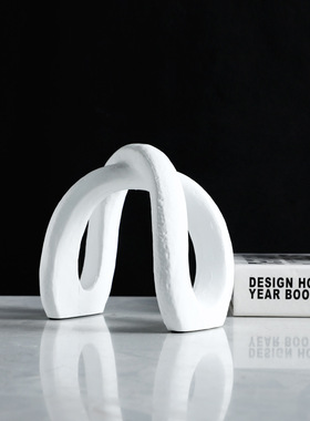 现代简约创意白色缠绕树脂摆件售楼处样板房客厅桌面软装饰品