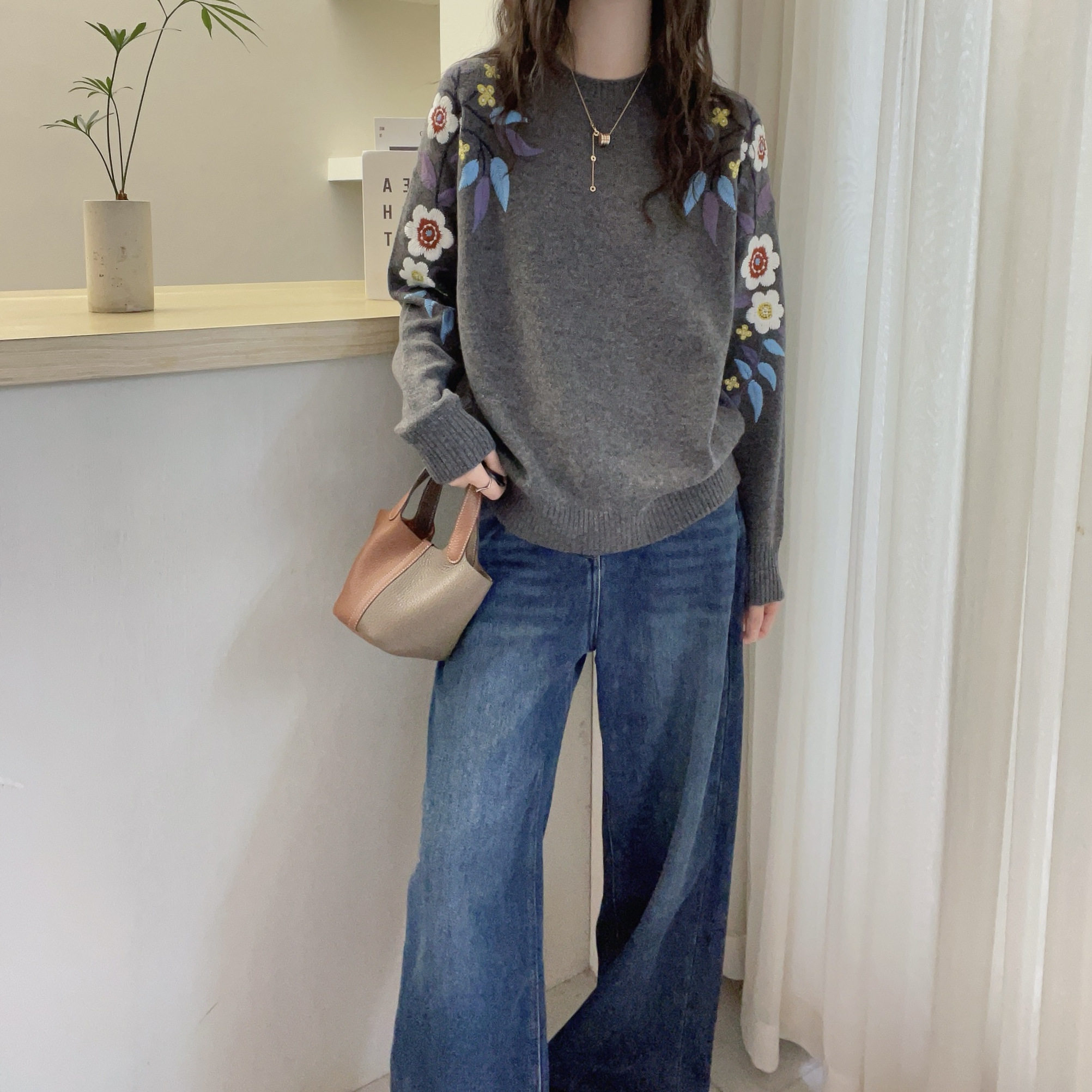 欧洲站2025秋季新款欧货潮圆领刺绣花朵全羊毛针织衫女慵懒毛衣女