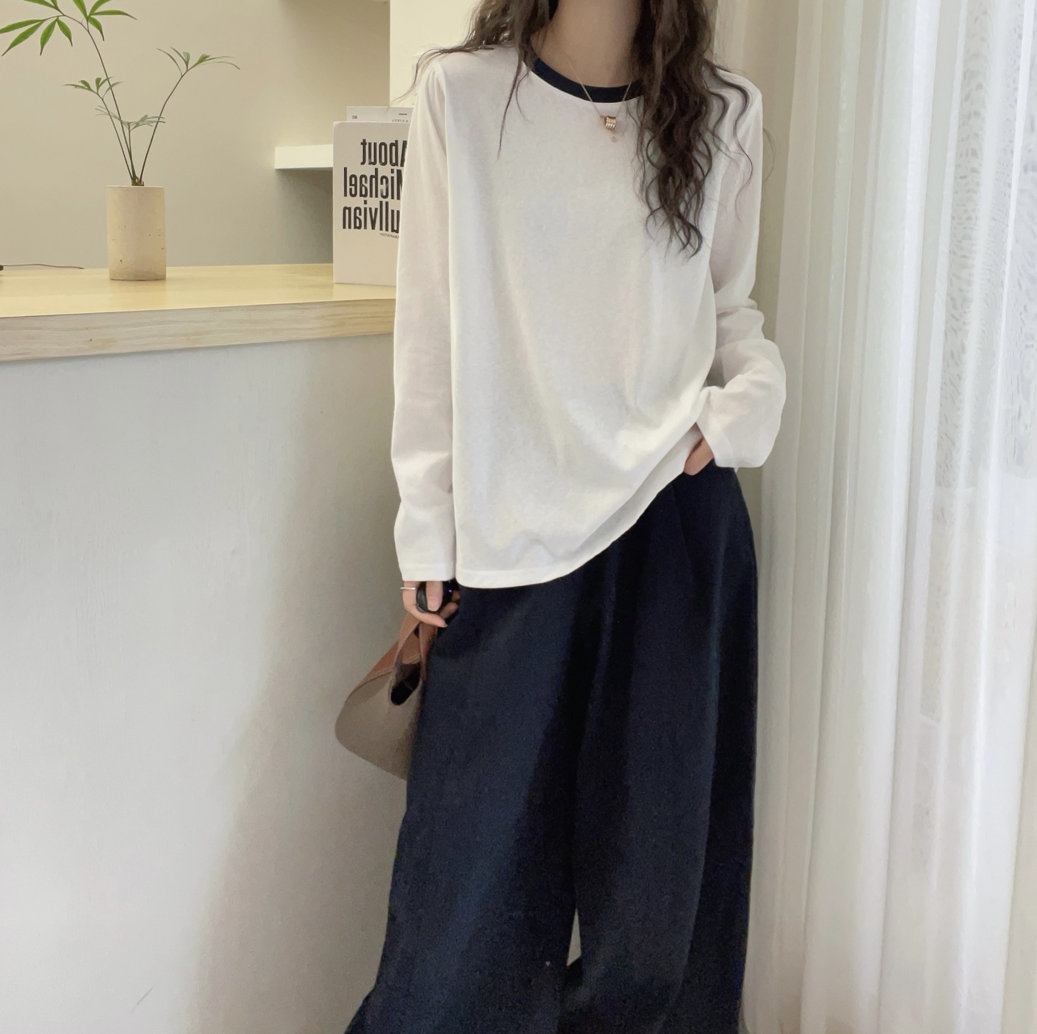 欧洲站2025冬装新款欧货韩式休闲风圆领长袖T恤女显瘦白色上衣女