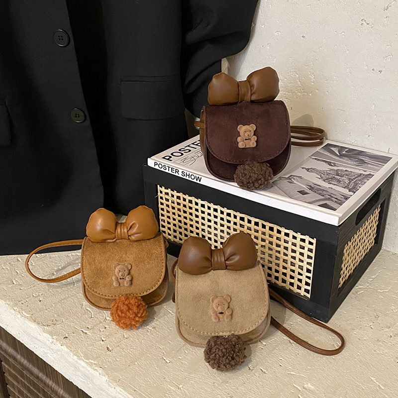 小熊可爱蝴蝶结毛球配饰单肩斜跨