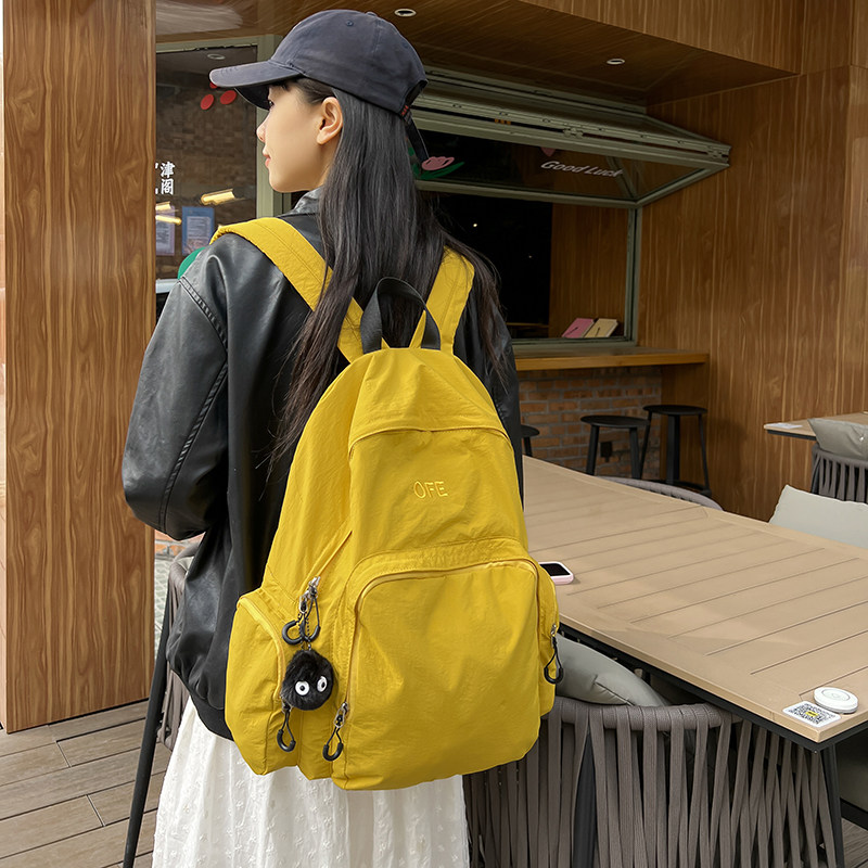 轻便出游背包夏季大容量女学生包
