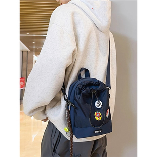 初中生斜挎包男孩户外可放水壶水杯包青少年外出小学生单肩小背包