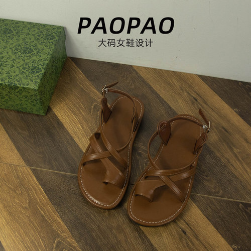 大码女鞋41到43宽脚胖复古凉鞋夏季新款平底套趾交叉带罗马鞋度假