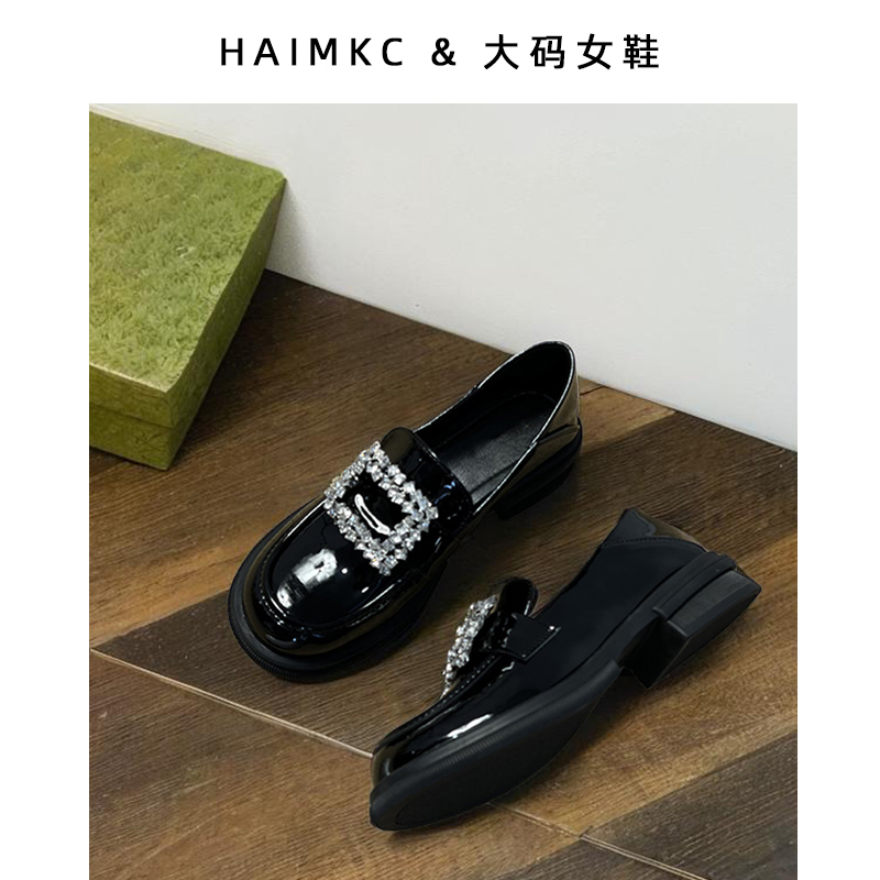 大码女鞋41一43乐福鞋英伦风2025秋季新款黑色漆皮单鞋水钻小皮鞋