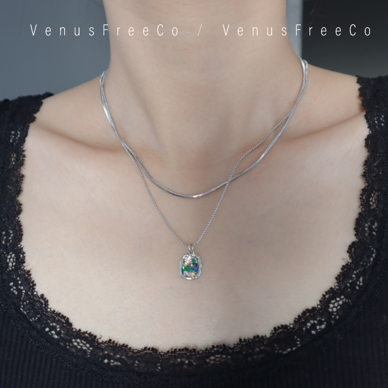 设计感金箔绿宝石拼色方牌锁骨链闪蛇骨裸链短颈项链叠戴单戴小众