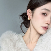 法式 轻奢高级感珍珠花球耳环女独特一款 两戴耳钉复古金色花朵耳饰
