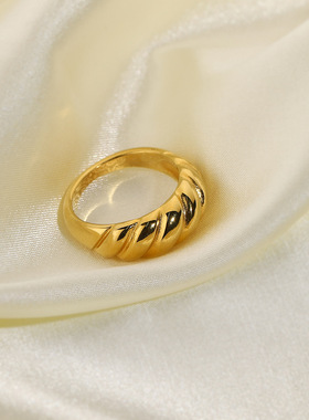 欧美风18K真空电镀不锈钢网红同款戒指 法式珠宝风羊角面包戒指