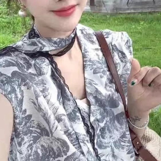 法式复古高级感无袖上衣女夏季新款爆款韩系小众设计印花雪纺小衫