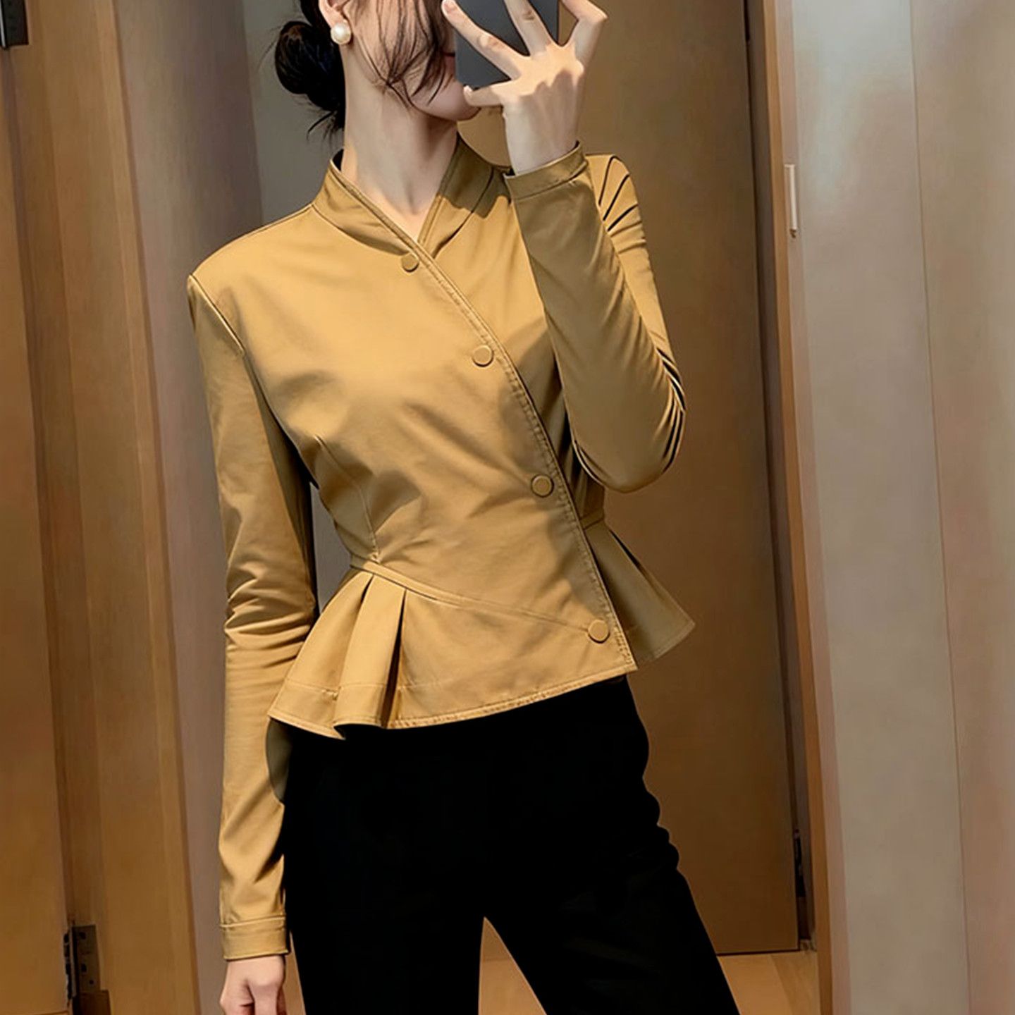今年流行爆款减龄漂亮洋气上衣独特高级感超好看卡其色外套女秋季