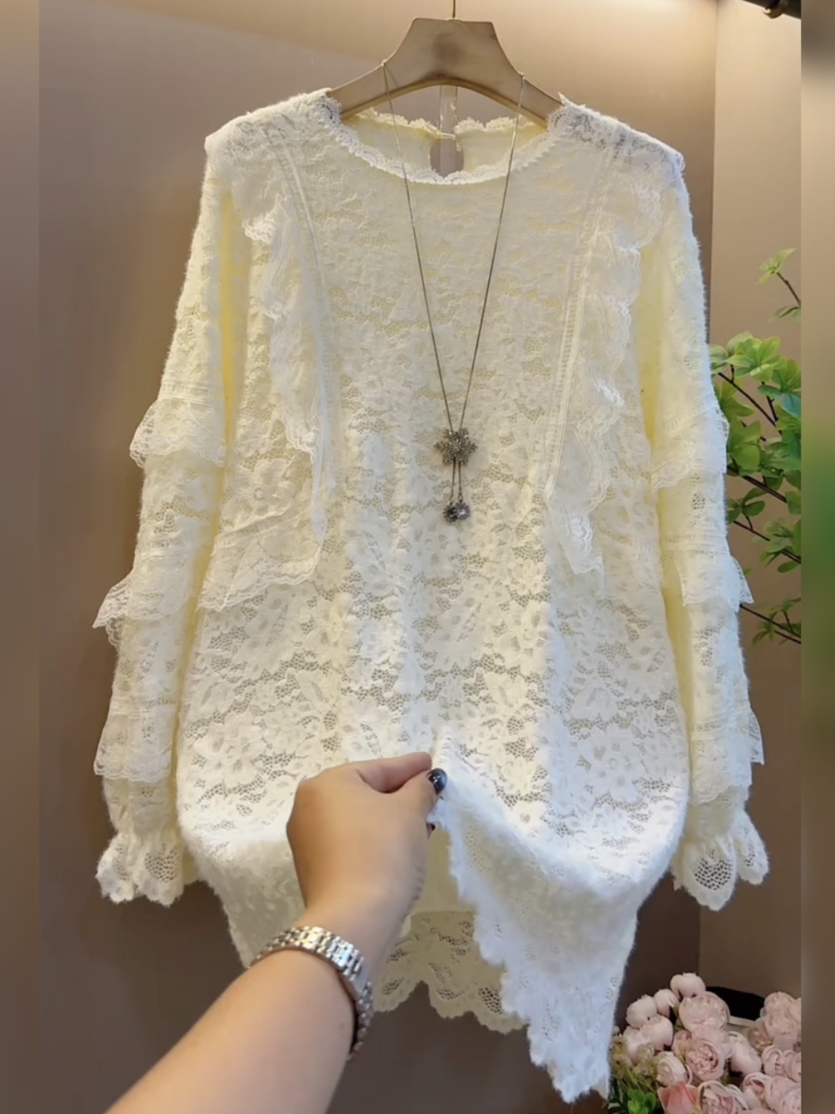 2025春季新款大码女装胖MM显瘦气质宽松长款小性感镂空蕾丝上衣潮