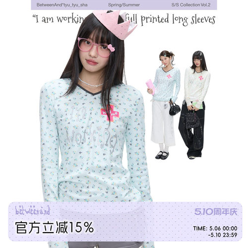 BETWEENAND「八音盒旋律」春日我在工作V领满印宽松长袖T恤上衣