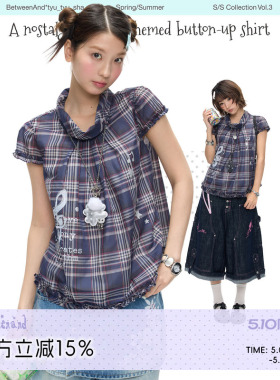 BETWEENAND「音符记忆」古早味藏蓝小飞袖格子小衫上衣女夏季新款