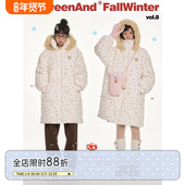 羽绒服女冬季 BETWEENAND 原创满印连帽中长款 保暖新国标90白鸭绒