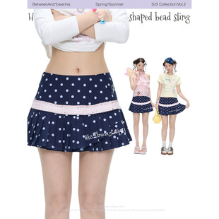 BETWEENAND「浪花褶皱」夏季 花边短裙 藏青波点甜酷半身裙女新款