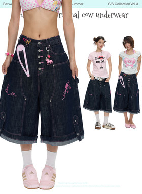 BETWEENAND「粉线千禧」夏季粉色缝线复古原牛肌理工装牛仔七分裤