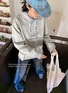 BETWEENAND 灰色小狗刺绣蓝色格纹帽子宽松上衣卫衣女秋秋季休闲