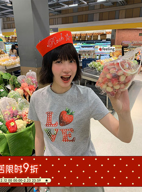 BETWEENAND 草莓LOVE烫珠T恤灰色正肩短袖女夏季修身水果系列上衣