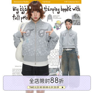 加绒卫衣女小高领设计感外套 大眼萌烫钻满印短款 BETWEENAND 春季