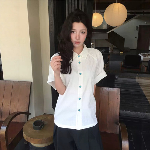 绿松石纽扣褶皱肌理感短袖衬衫