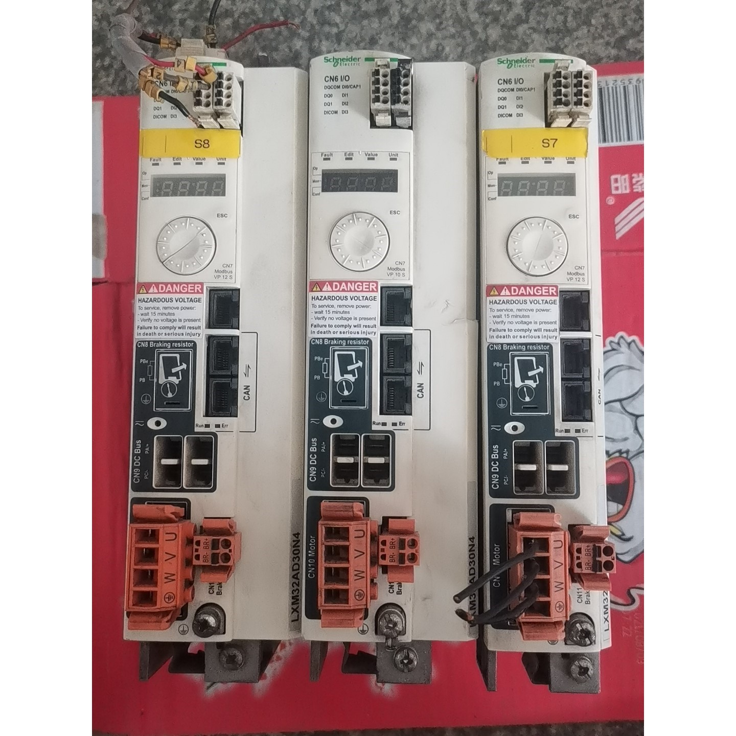 施耐德驱动LXM32AD30N4两台,有一台外壳轻微裂纹!通咨询维修咨询