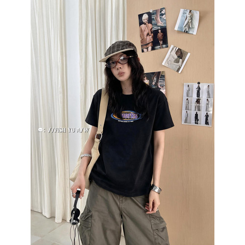 FISH YU -闲tworks复古字母绒面发泡印花圆领正肩短袖T恤626570