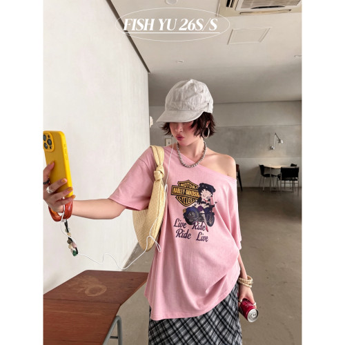 FISH YU -通机车贝蒂女郎白墨印花斜肩短袖T恤(含65棉料)626328