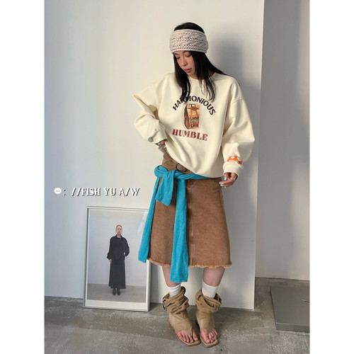 FISH YU -纸袋字母印花+立体小标圆领宽松卫衣(含62棉料)626633