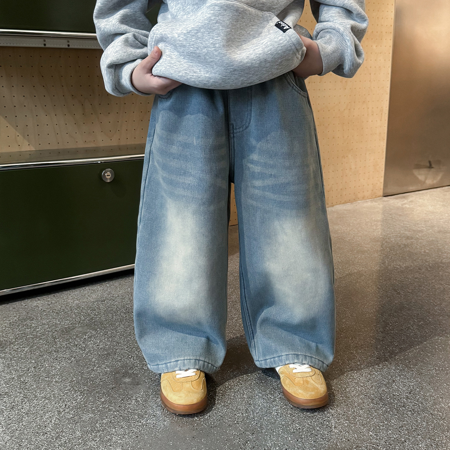 潮宝儿童韩版砂洗磨白牛仔裤