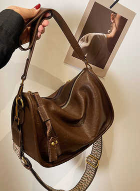 大容量包包女夏季百搭2025新款复古宽带单肩斜挎包女士质感枕头包