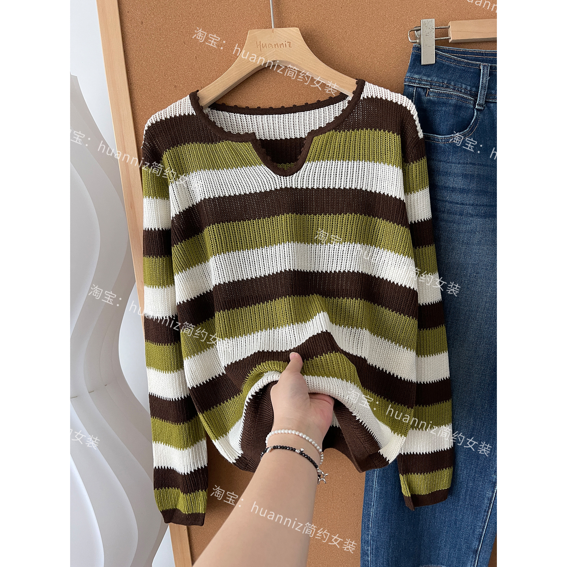 小U领撞色显白条纹针织衫