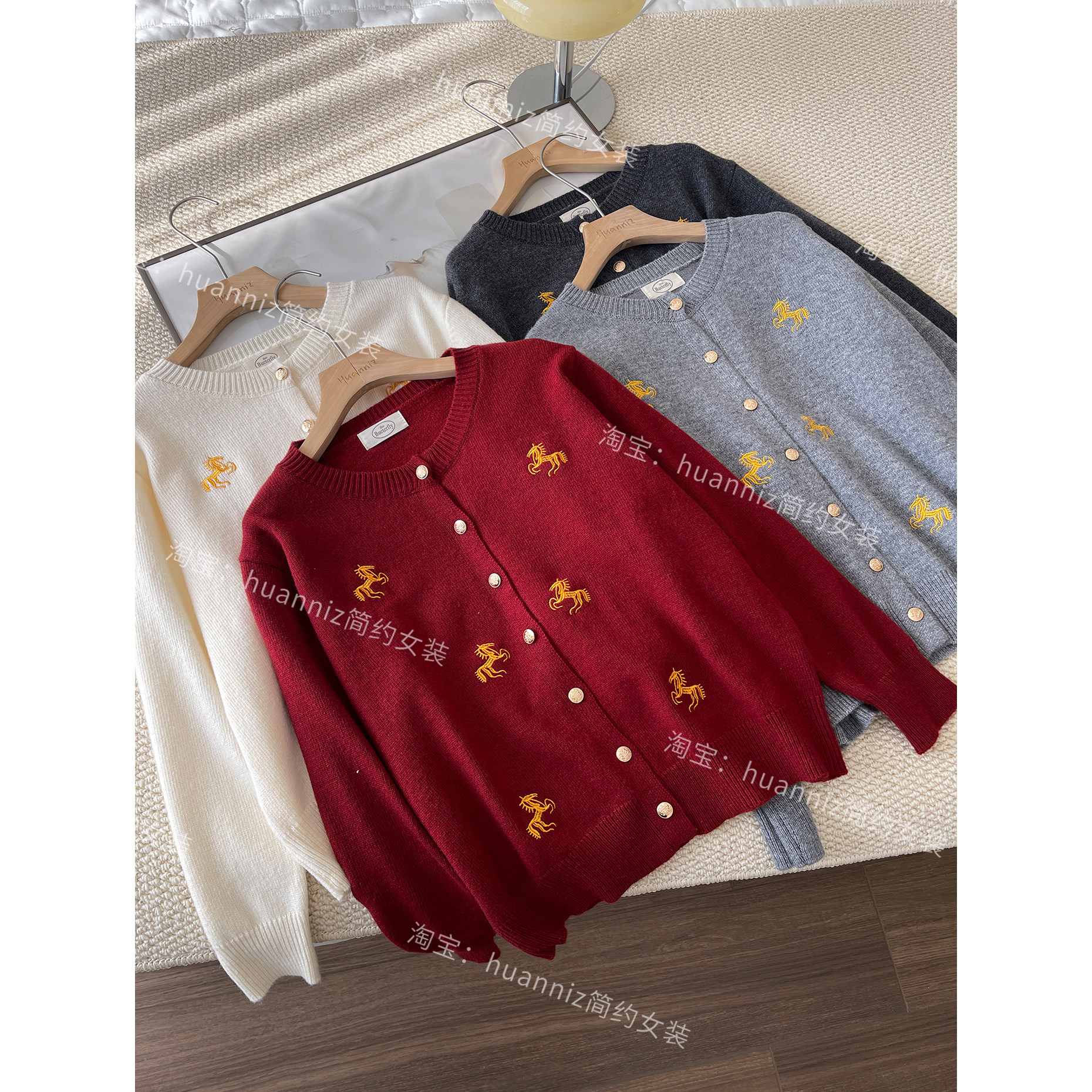 新年氛围感红色毛衣刺绣小马小金扣圆领开衫柔软宽松针织衫女,女装/女士精品,毛针织衫,淘宝优惠券,粉丝福利购,淘宝优惠卷