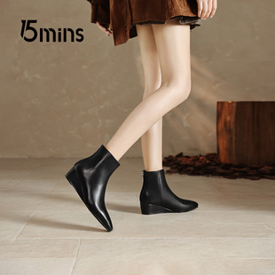 15mins尖头短靴女款配裙子2026年超火的靴子新款绝美巨好看的鞋子