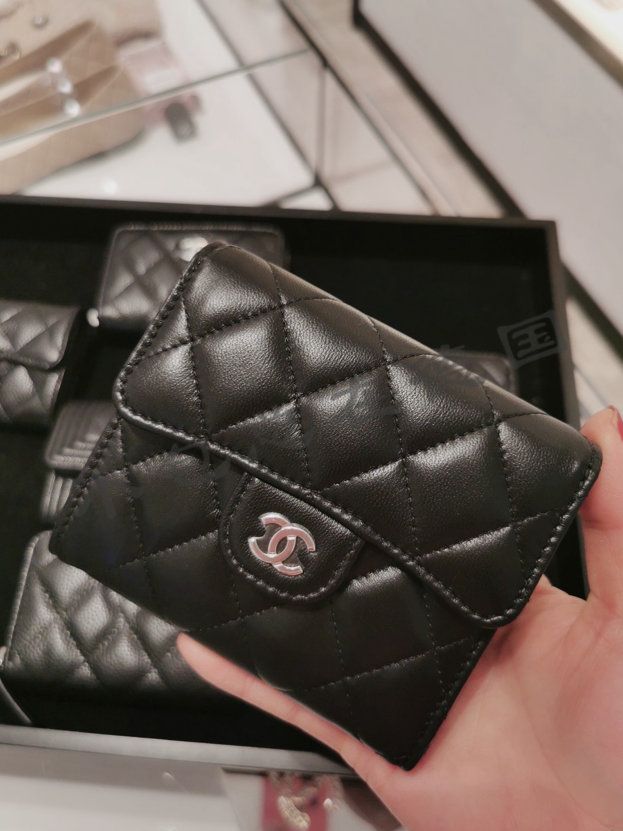 CHANEL 香奈儿 经典款 女士黑色棱纹小羊皮银色双C三折短款钱包