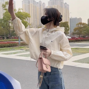 2026春季新款女士超好看外套薄款冲锋衣短款百搭抽绳连帽防风上衣