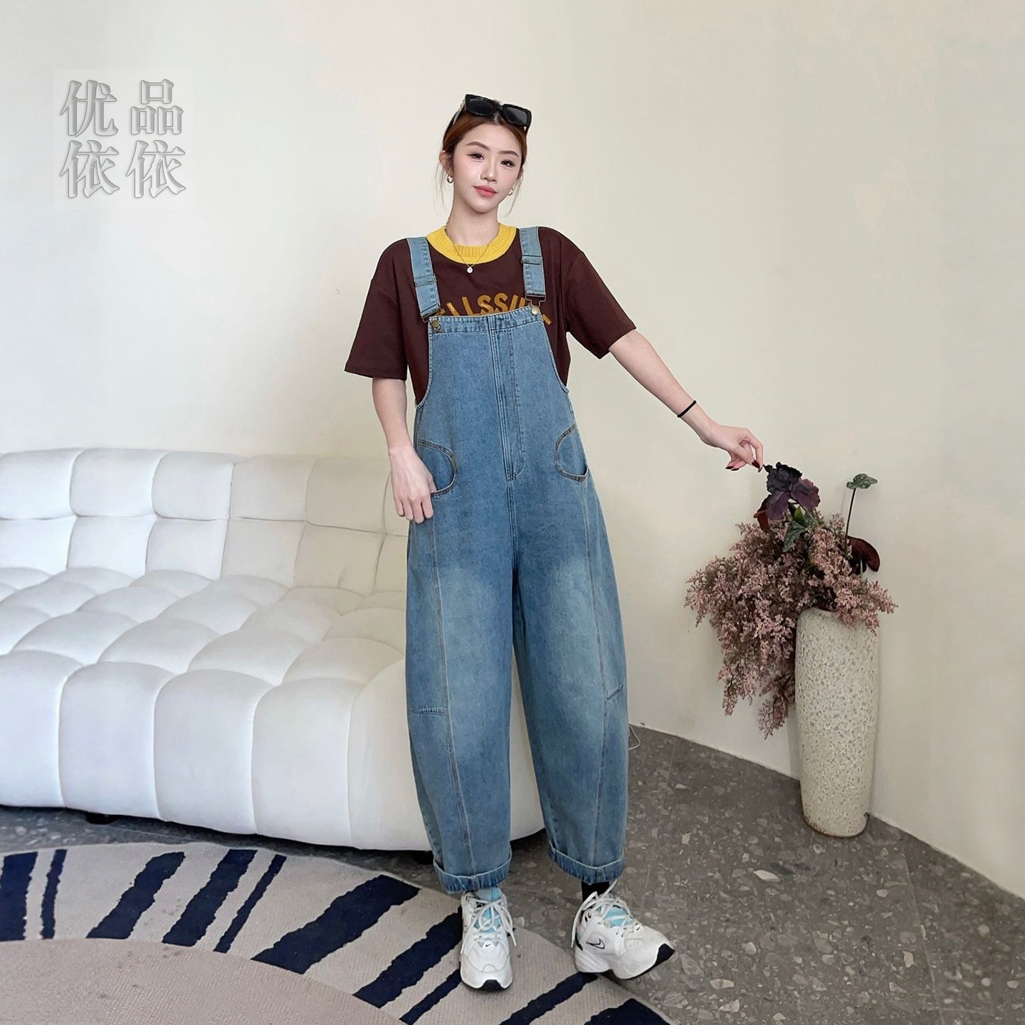 复古弯刀牛仔背带裤女春季新款宽松大码减龄显瘦遮胯阔腿连体裤子