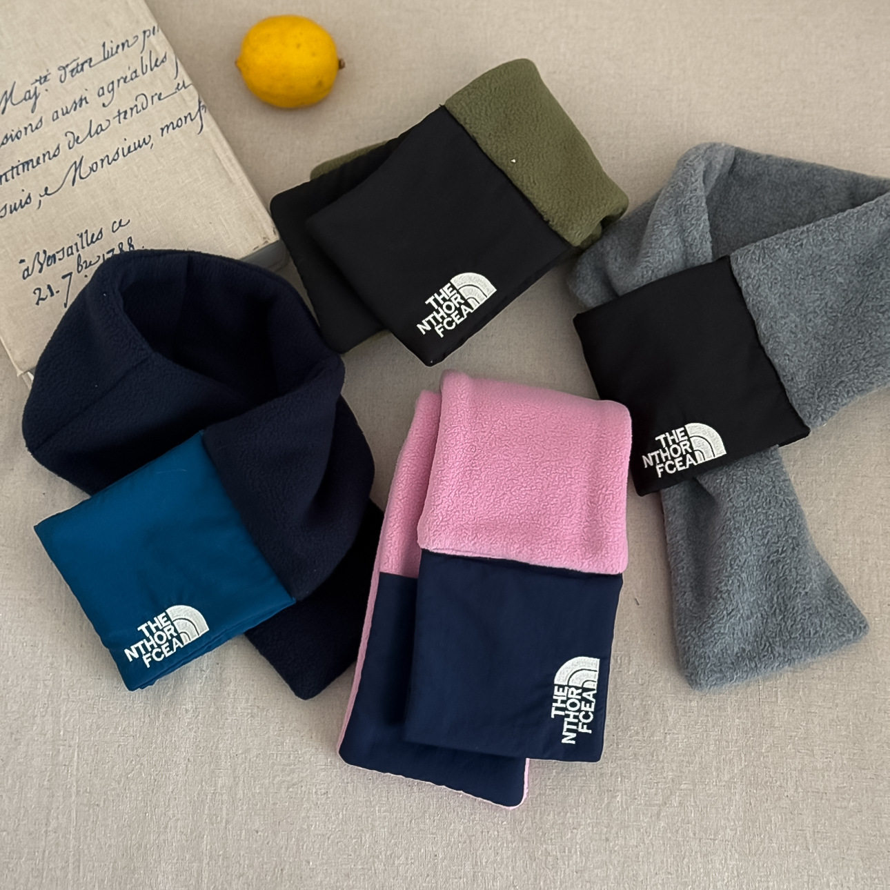 CHENMA 어린이 벨벳 스카프 소년 겨울 대비 색 스카프  따뜻한 목 소매 소녀 크로스 방풍 스카프 유행