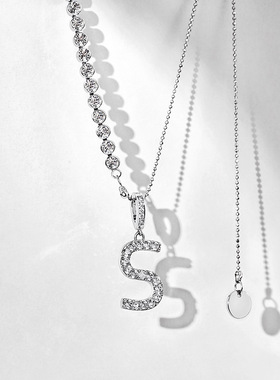 自然光下闪耀夺目带延长链.