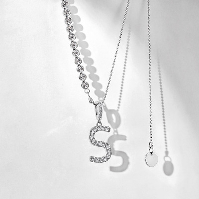 自然光下闪耀夺目带延长链.