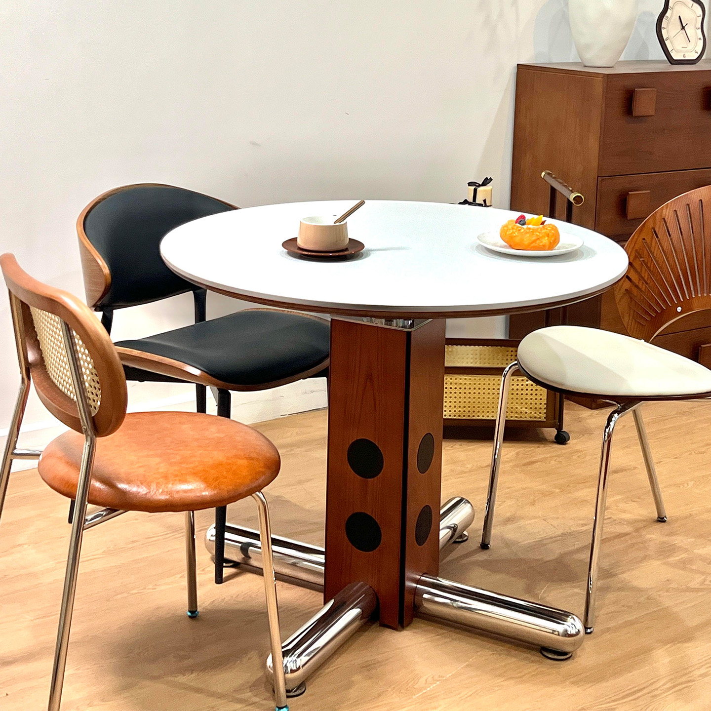 波尔卡中古侘寂风实木岩板圆餐桌