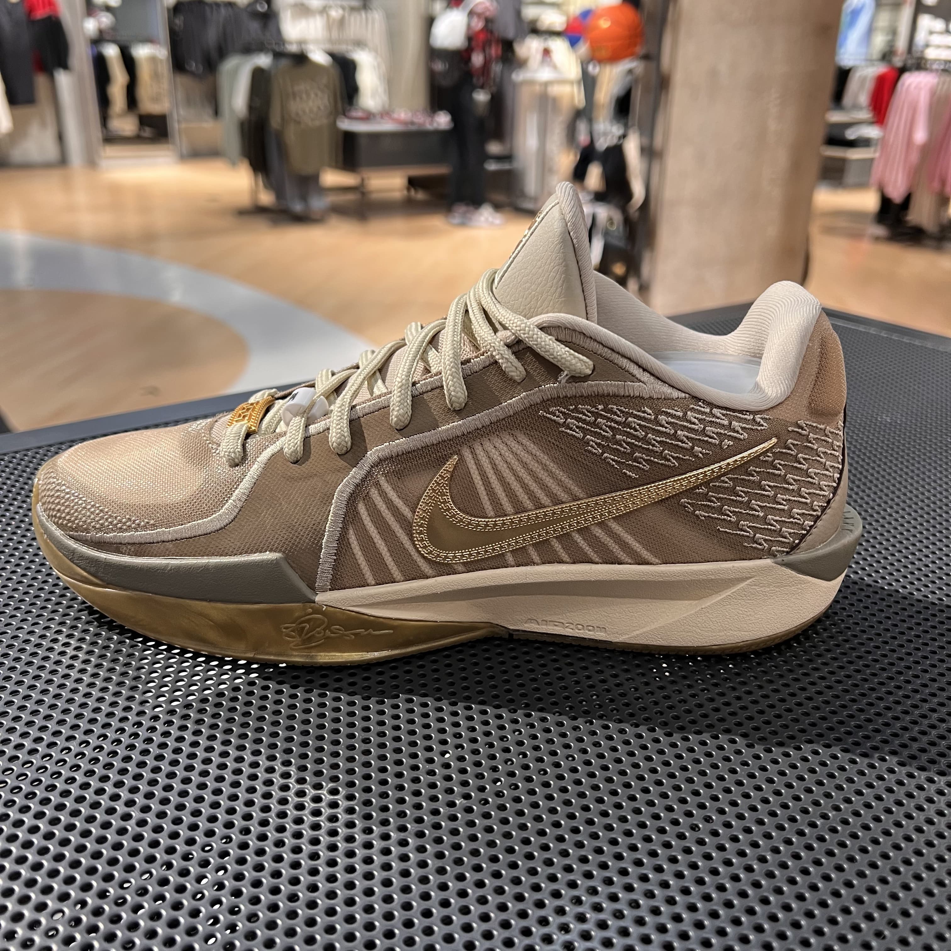 Nike耐克女25春新款萨布丽娜2代抗扭缓震运动篮球鞋HF1798-200
