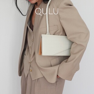 QULU小众设计师轻奢牛皮法棍包 高级感白色鳄鱼纹腋下包