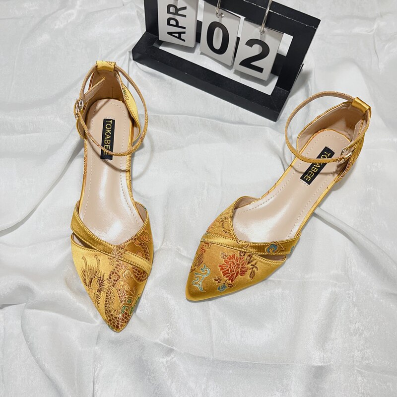 国风新中式刺绣尖头凉鞋女2026春夏季新款低跟一字带配旗袍单鞋女