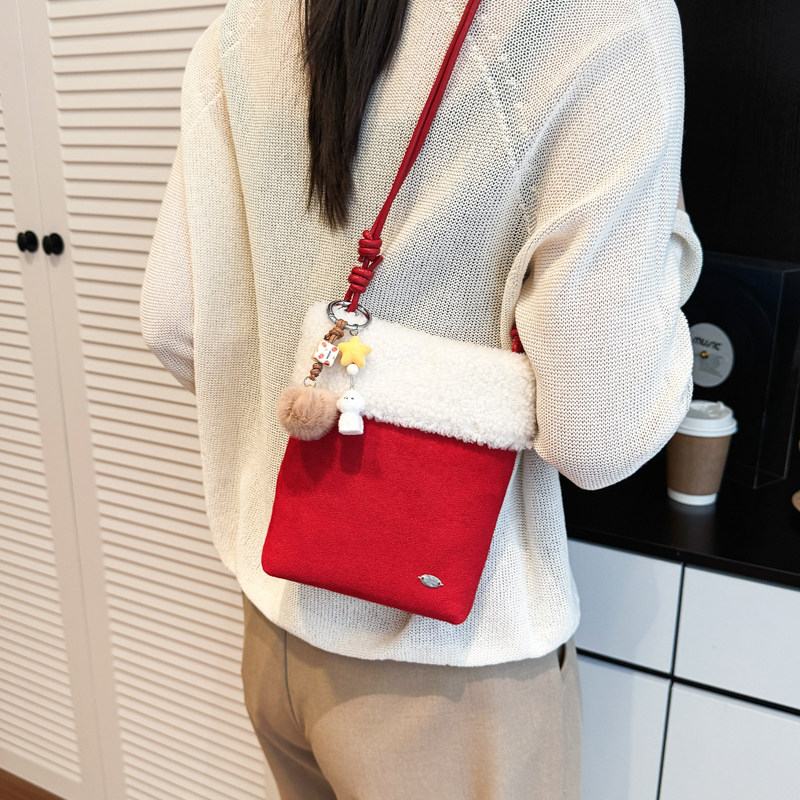 复古磨砂毛绒包包女2026新款小众可爱百搭羊羔毛斜挎包红色手机包